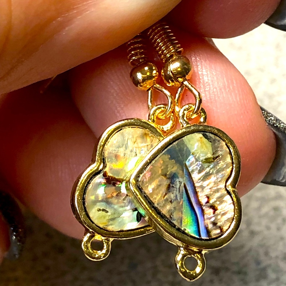 🐚Gorgeous heart shaped dainty abalone shell earrings NWOT